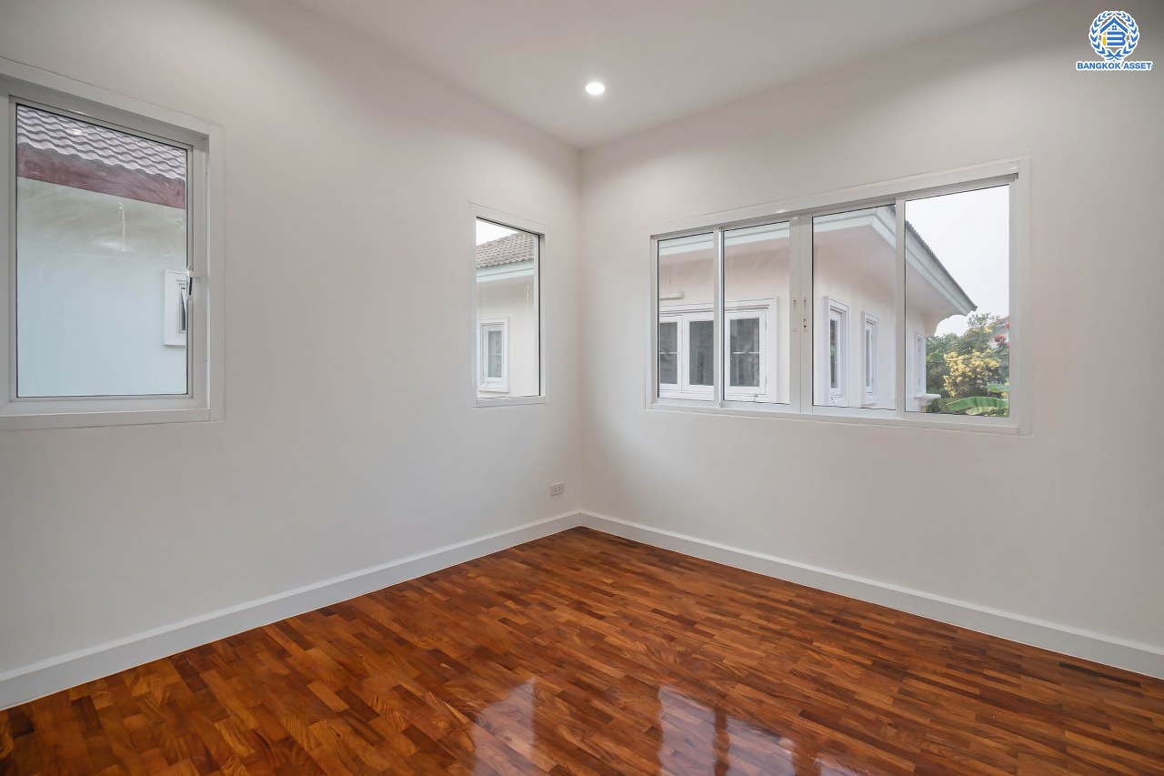 บ้านมือสองตกแต่งใหม่ โครงการ ภัสสร8 กาญจนาภิเษก (ซ.กันตนา) หลังมุม มีพื้นที่ขนาดใหญ่ เนื้อที่ 88.20 ตร.ว. ฟังก์ชั่น 3 ห้องนอน 3 ห้องน้ำ 1 ที่จอดรถ บนทำเลศักยภาพ โครงการติดถนนใหญ่ เข้า-ออกสะดวก ใกล้เซ็นทรัลเวสต์เกต รถไฟฟ้าสายสีม่วง "สถานีตลาดบางใหญ่" และจุดขึ้นทางด่วน "ศรีรัช"